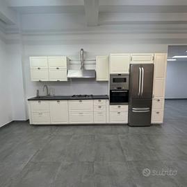 Cucina lineare tradizionale moderna completa di