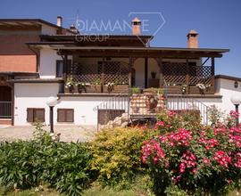 Appartamento con giardino e piscina comune