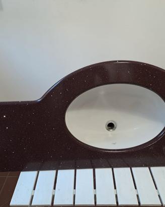 Lavandino bagno con piano in marmo tecnico