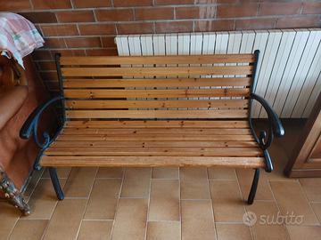 Panchine in legno e ferro battuto