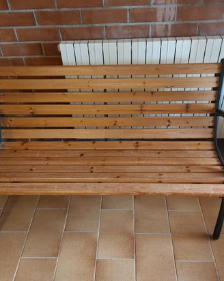 Panchine in legno e ferro battuto
