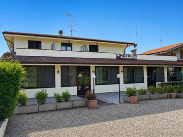 Immobile di 800 m² con più di 5 locali a Lesignano
