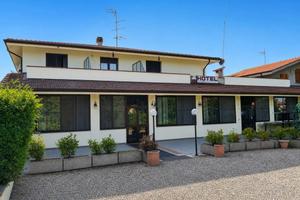 Immobile di 800 m² con più di 5 locali a Lesignano