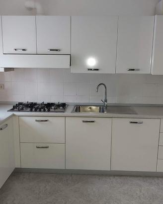 Cucina  bianca mt5 completa di elettrodomestici