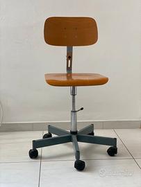 Sedia girevole in stile industriale 