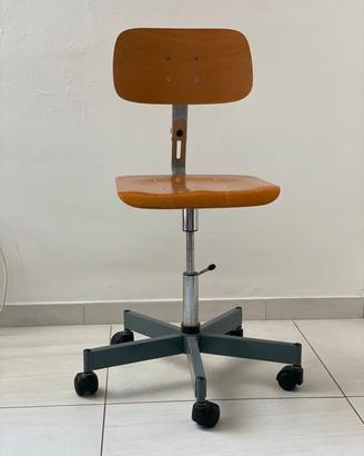 Sedia girevole in stile industriale 