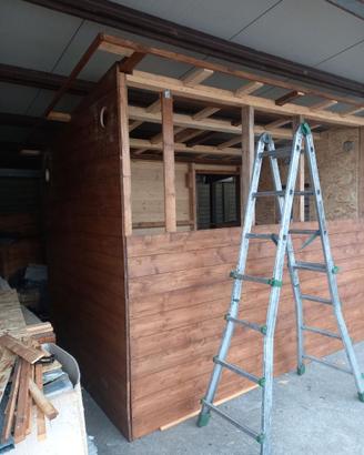 Casetta in legno marrone con perline abete NUOVA