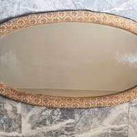 Specchio ovale con cornice imbottita