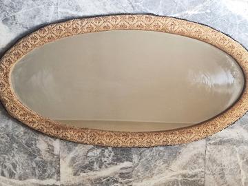 Specchio ovale con cornice imbottita