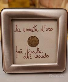 moneta d'oro con cornice d'argento