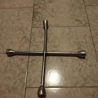 chiave a croce per auto