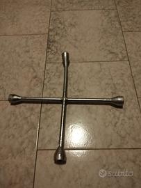 chiave a croce per auto