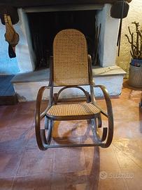 Sedia a dondolo vintage in legno curvato e paglia