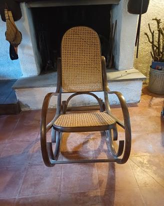 Sedia a dondolo vintage in legno curvato e paglia