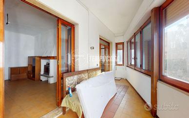 PENTALOCALE SENZA SPESE IN CENTRO DA RISTRUTTURARE