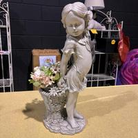 Statua bimba con fiori SCONTO