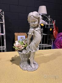 Statua bimba con fiori SCONTO