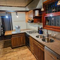 cucina completa legno e granito elettrodomestici