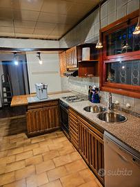 cucina completa legno e granito elettrodomestici