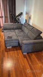 Divano angolare con chaise longue e pouf