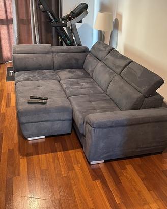 Divano angolare con chaise longue e pouf