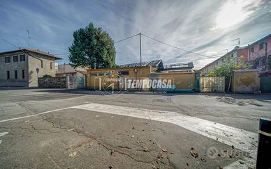 CAPANNONE COMMERCIALE, Via De Amicis, Somma Lombar