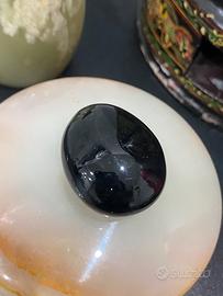 Cabochon di pietra nera