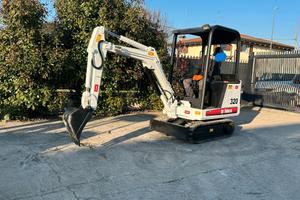 E215 Mini escavatore 16 q Bobcat 320