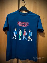 Stranger things T-shirt taglia S/M o L/XL e calze