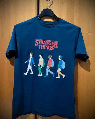 Stranger things T-shirt taglia S/M o L/XL e calze