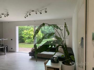 Incantevole Casa Singola con Giardino Privato a Vi