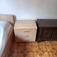 Letto singolo con due comodini