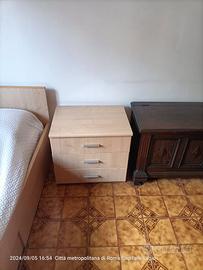 Letto singolo con due comodini