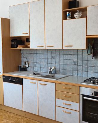 Cucina completa con tavola