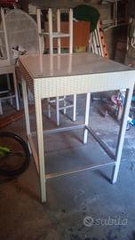 Tavolo alto in rattan e 4 sgabelli
