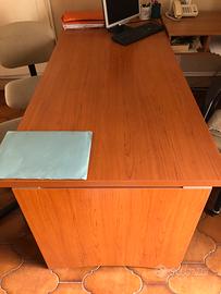 Scrivania con tre sedie