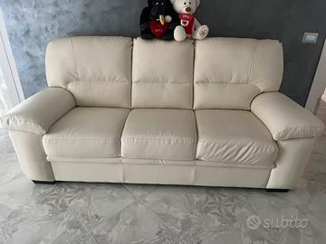 Divano bianco, eco pelle