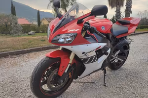 YAMAHA YZF-R1 (RN09) anno 2002