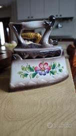 Portaoggetti in ceramica a forma di ferro da stiro