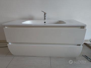Lavandino bagno con mobile
