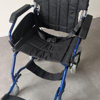 Sedia a rotelle pieghevole e leggera