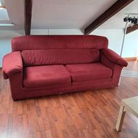 divano rosso in tessuto