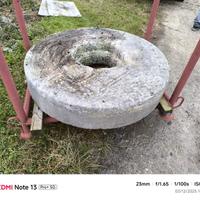 Ruota antica in marmo.