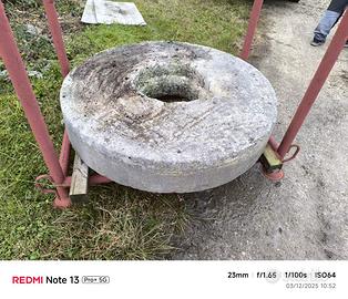 Ruota antica in marmo.