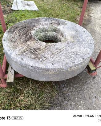 Ruota antica in marmo.