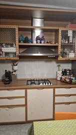 cucina con elettrodomestici 