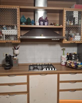 cucina con elettrodomestici 