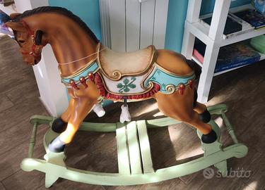 Cavallo a dondolo in resina