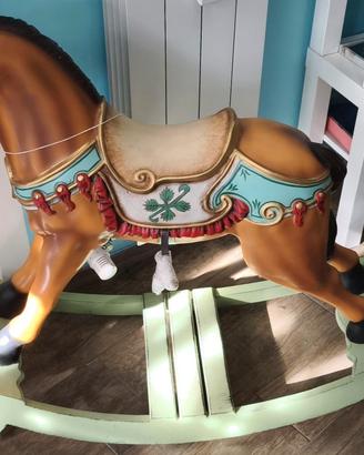 Cavallo a dondolo in resina