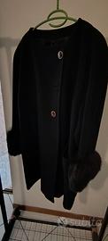 Cappotto con collo di pelliccia 